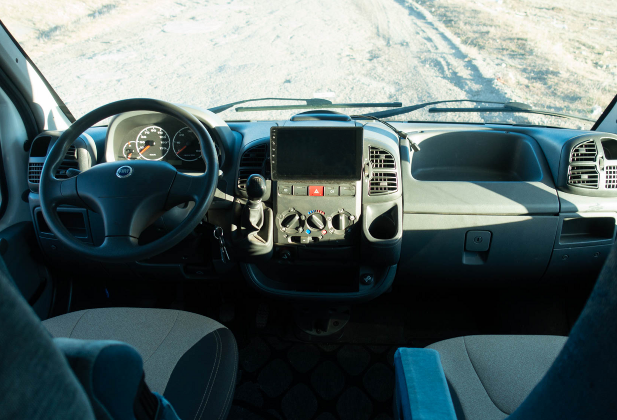 Fahrerbereich Wohnmobil "Traveller" - Wohnmobil mieten Georgien